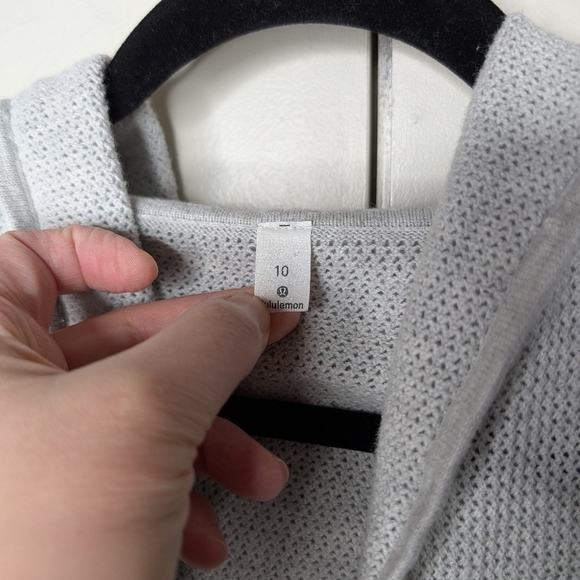 Lululemon Still Movement Wrap Light Gray sz 10 - Picture 9 of 11